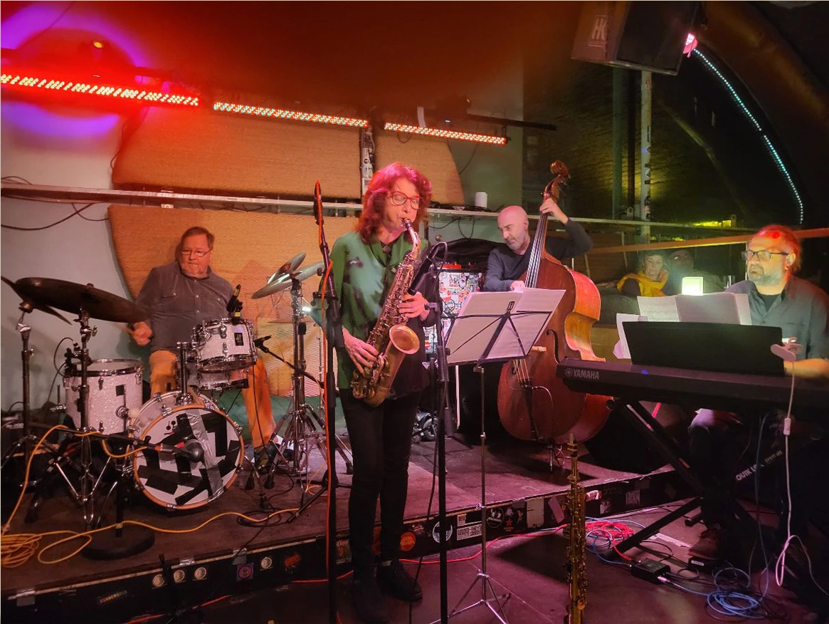 Freemotion mit Saxophon, Keyboard, Kontrabass und Schlagzeug auf der Bühne