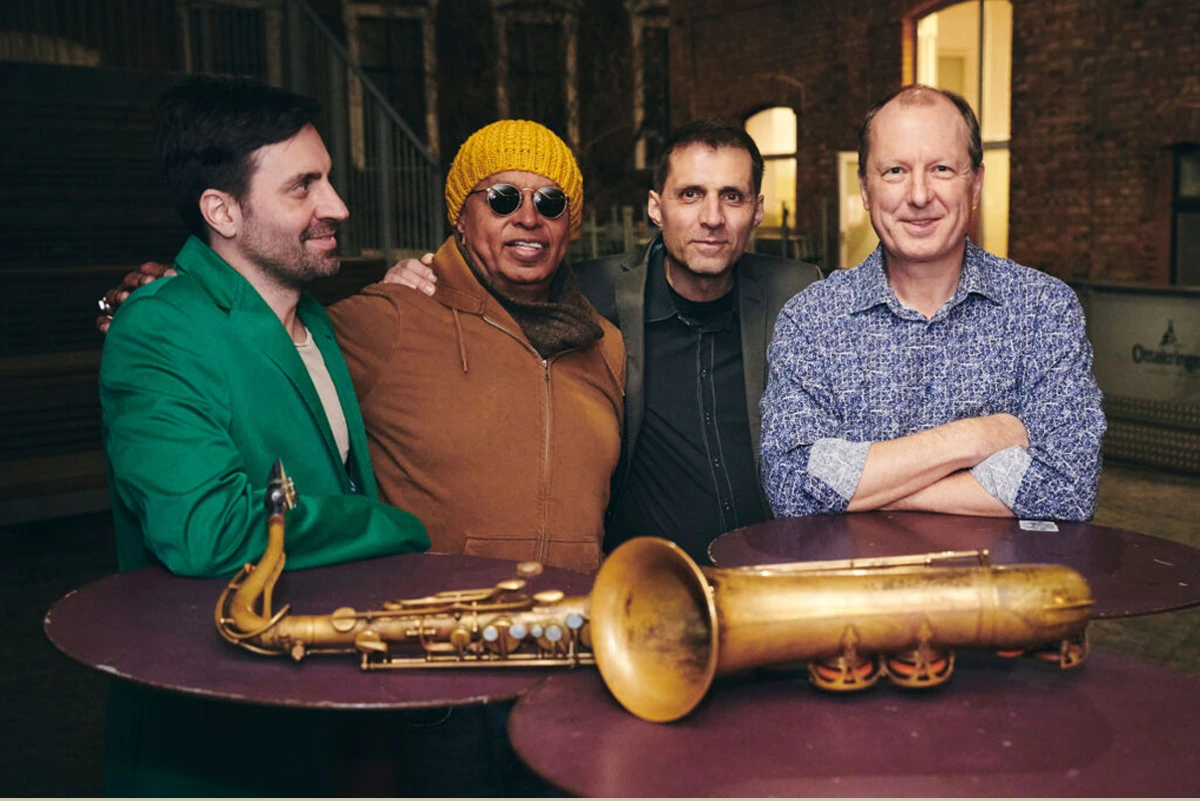 Die vier Musiker von Ouro Negro mit ihren Instrumenten