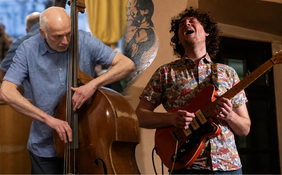 Georg Schmelzer-Ziringer am Kontrabass und Georg Wollmann an der Gitarre